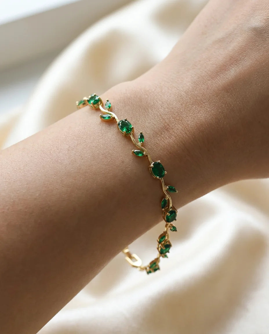 Bracelet émeraude doré porté au poignet