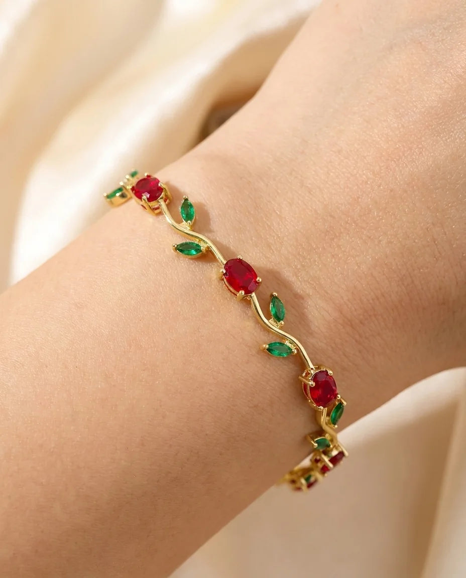 Bracelet rubis et émeraude porté au poignet